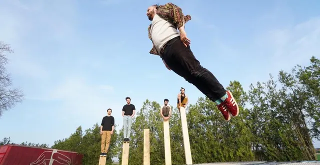 photo  la compagnie la contrebande proposera « clan cabane », un spectacle mêlant trampolines et bastaings en bois, samedi 24 mai, sur le terrain de basket.  &copy;  theo lavanant 