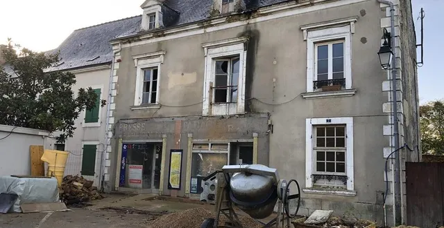 photo  la rénovation du bâtiment du 7, place gauthier-chevreuil, ici en 2022, aura coûté 932 000 € à la commune de brûlon.  &copy;  archives ouest-france 