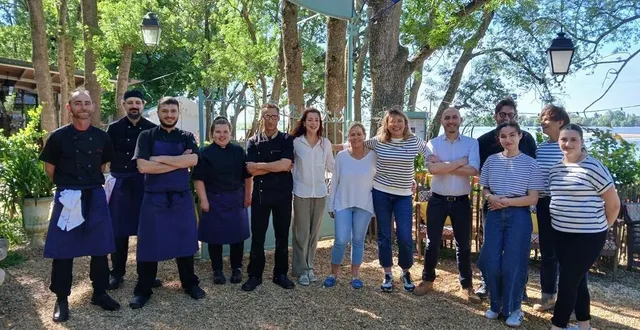 photo  l’équipe de la guinguette à jojo, parée pour l’ouverture ce jeudi 15 mai 2025.  &copy;  ouest-france 