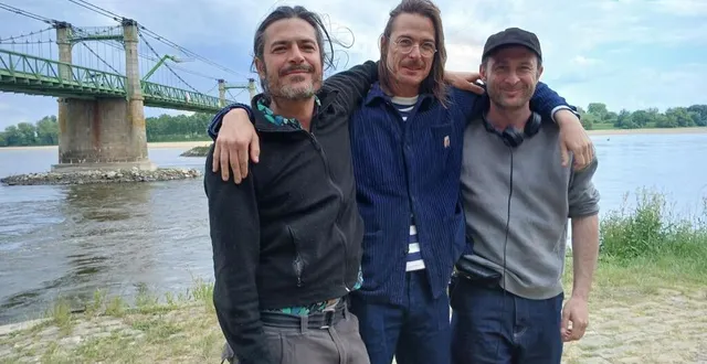 photo  tom, lucas et arthur harari prennent la pause pendant le tournage du film l’inconnue, à ingrandes-le fresne-sur-loire (maine-et-loire).  &copy;  ouest-france 