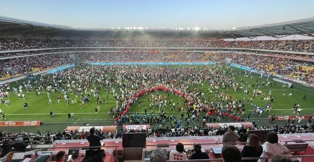 photo  les supporteurs ont envahi la pelouse du stade marie-marvingt dès le coup de sifflet de la fin du match sifflée.  &copy;  ouest-france 
