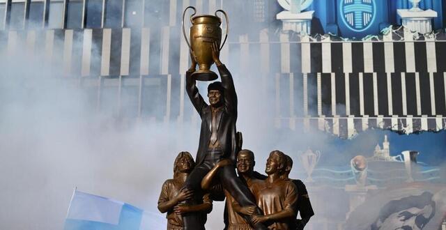 photo une statue de bernard tapie le représentant porté par des joueurs après la victoire de l’om en ligue des champions en 1993. © afp