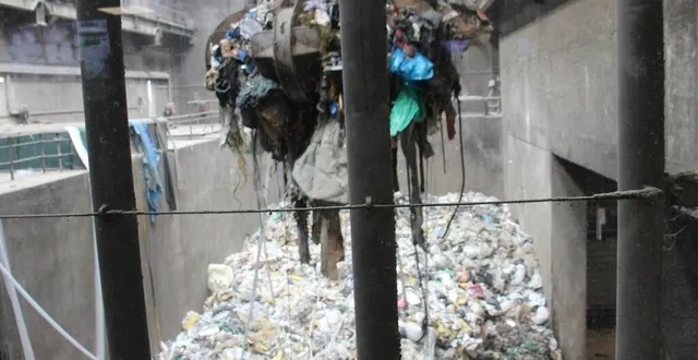 photo  depuis la salle de commandement, un technicien alimente le four avec les déchets.  &copy;  ouest-france 