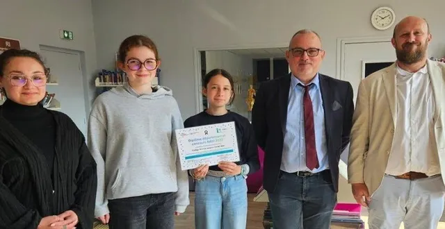 photo  de gauche à droite : julie chatelet, cpe, aude dréano et lucille cormier, les deux lauréates, samuel lautru, principal du collège nicolas-jacques-conté et fabien bridier, responsable départemental harcèlement.  &copy;   fournie 