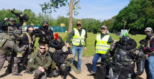 photo  anthony et aurore durand, propriétaires du château, au centre, avec leurs lunettes et leurs gilets de protection obligatoire.  &copy;  co 