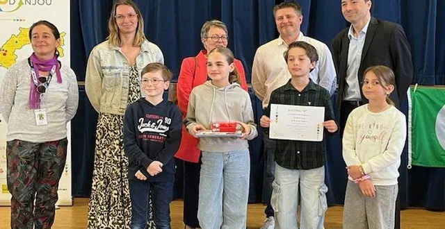 photo  de gauche à droite : au premier rang, noé beaumont, line huet, achille raison-bellier, lily-rose lataire, éco-délégués. au second rang : aurélia godard, animatrice prévention au 3r d’anjou, julie baudry, enseignante de cm1, marie-ange fouchereau, maire, hugues boivin, directeur de l’école, david lagleyze, président du 3r d’anjou.  &copy;  co 