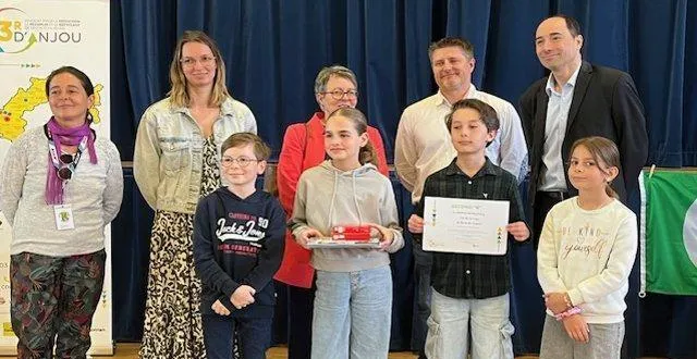 photo  au premier plan, les écodélégués, noé beaumont, line huet, achille raison- bellier et lily-rose lataire. au second plan, aurélia godard, animatrice prévention au syndicat de gestion des déchets 3rd’anjou ; julie baudry, enseignante en cm1 ; marie-ange fouchereau, maire de bécon-les-granits ; hugues boivin, directeur de l’école ; et david lagleyze, président du 3rd’anjou.  &copy;  école saint-louis 