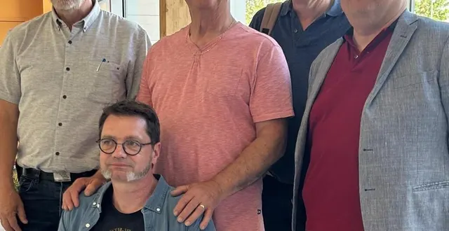 photo  de g. à d. : gilles juigné, philippe delafosse (accroupi), dominique conilleau, françois grasseau, jean-christophe bertrand.  &copy;  les amis du bonsaï 