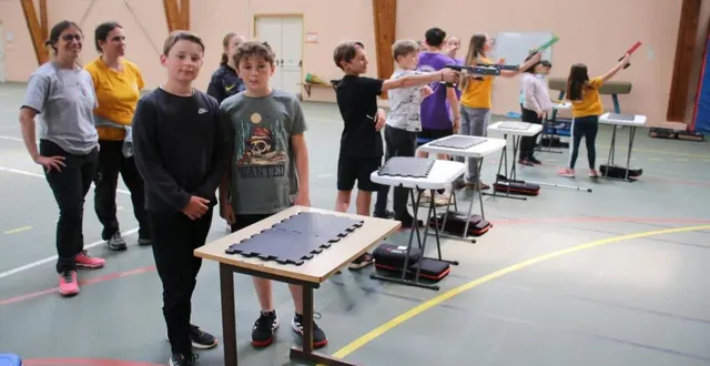 photo  les collégiens dans une épreuve de tir, encadrée par gaëlle assier et lyana bourlès, (à gauche).  &copy;  ouest-france 
