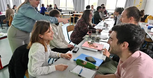 photo  charline guyonvarch (en haut à gauche) et paul-vincent roggy (en face au second plan), formateurs au sein de l’éducation nationale, initient des enseignants du lycée livet à nantes au programme evars. notamment maud pinard, professeure de lettres (au premier rang).  &copy;  jérôme fouquet/ouest-france 