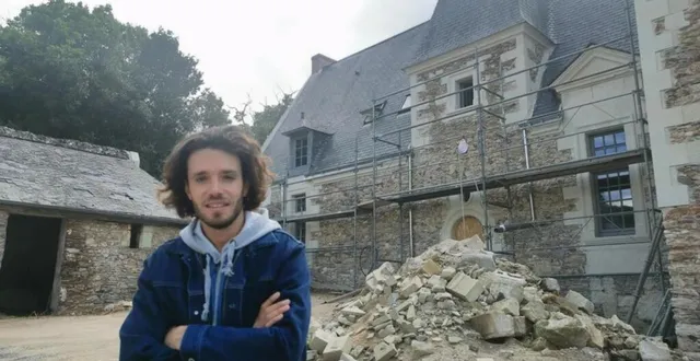 photo  joseph devant la façade de la moinardière.  &copy;  ouest-france 