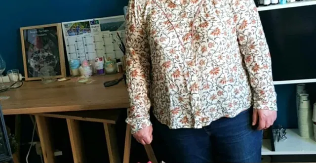 photo  cécile doineau dans son atelier à bonnétable, entourée de ses créations parfumées.  &copy;  le maine libre 