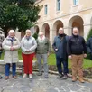 photo  les greeters du maine saosnois, de gauche à droite : fernand, yvette, marie-paule, jacques, philippe, thierry et jean, passionnés et engagés à vous faire découvrir leur territoire autrement. 