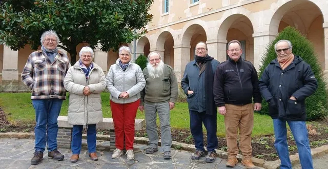 photo  les greeters du maine saosnois, de gauche à droite : fernand, yvette, marie-paule, jacques, philippe, thierry et jean, passionnés et engagés à vous faire découvrir leur territoire autrement.  &copy;  le maine libre 