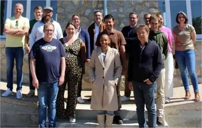 photo  les représentants des entreprises bois loco, synchrony et services bois et forêt, les agents communautaires et françois boussard devant le bâtiment hom’éco.  &copy;  le maine libre 