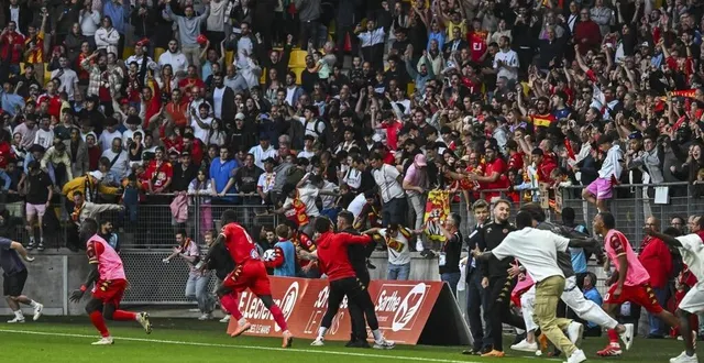 photo  coup de sifflet final, les joueurs sang et or exultent, les spectateurs envahissent la pelouse : le mans est de retour en l2 !  &copy;  le maine libre - denis lambert 
