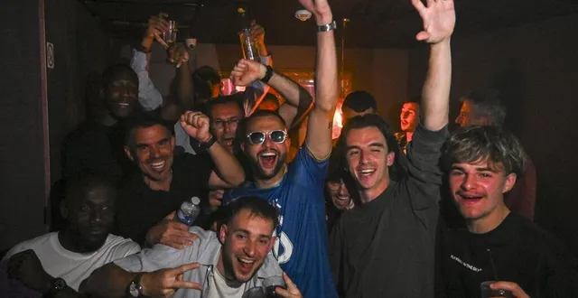 photo  avec leurs proches et leurs amis, les joueurs et le staff du mans fc ont célébré toute la nuit leur montée en ligue 2.  &copy;  le maine libre - denis lambert 