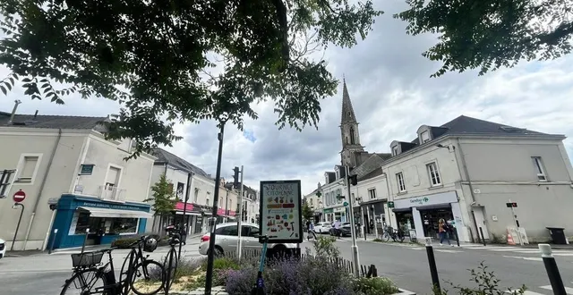 photo  sur la place de la madeleine, de nombreux commerces de proximité donnent l’impression d’un « petit village » à angers (maine-et-loire).  &copy;  ouest-france 