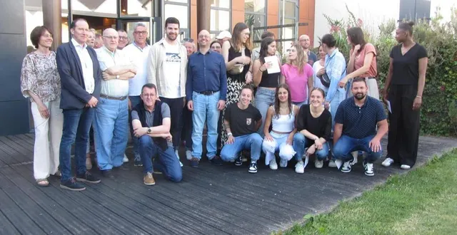 photo  les joueuses du lamboisières martin basket (lmb) ont été accueillies à la mairie après leur magnifique exploit qui leur permettra d’évoluer, la saison prochaine, en nationale 1. thomas belaud entraîneur est aux côtés de franck poquin maire (au centre), anthony piou président de lmb est à l’extrême gauche du groupe.  &copy;  co 