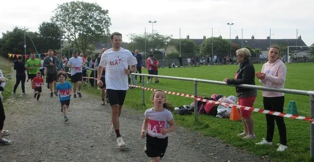 photo  samedi matin, théo moreau, parrain de l’association ela et champion triathlète handisport (au premier plan, en blanc), a couru avec les enfants de l’école saint-louis.  &copy;  co 