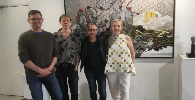 photo  serge krewiss, eva czaplicki, pico et claire crétu, devant l’une des œuvres de l’exposition à l’espace artistique de l’anjou (eaa) de pignerolle.  &copy;  co 