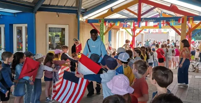 photo  dix étudiants de diverses nationalités ont été accueillis par une haie d’honneur, à l’occasion de la journée eudes.  &copy;  document remis 