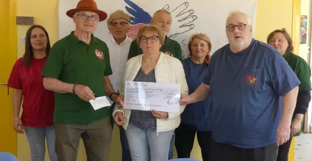 photo  l’association familles dollonnaises solidaires a remis un chèque de 1 028,26 € pour soutenir mayotte.  &copy;  le maine libre 