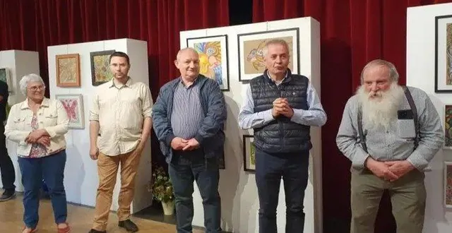 photo  l’artiste olivier clément (à gauche) au vernissage, qui a eu lieu en présence des élus.  &copy;  le maine libre 