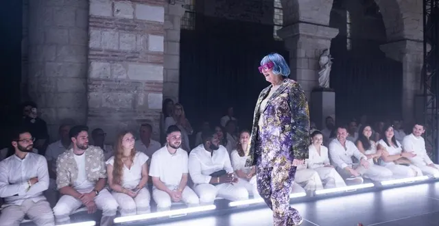 photo  angers, jeudi 15 mai 2025. geneviève, bientôt 81 printemps, défile pour angers fashion night.  &copy;  thomas bonnet photographe 