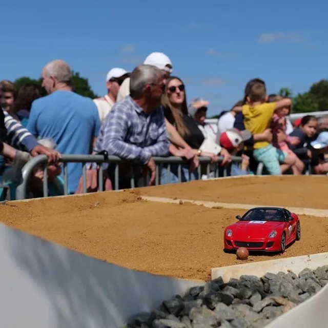 photo la position des billes est matérialisée par des voitures miniatures.  ©  ouest-france