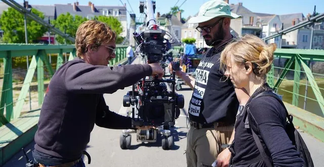 photo  préparation d’une scène sur le pont d’ingrandes. eddy trouillot et thomas gros, machinistes, et marine delcourt, assistante caméra, installent l’appareil sur un ronin, un stabilisateur qui va permettre de déporter la caméra à l’extérieur du pont.  &copy;  ouest-france 