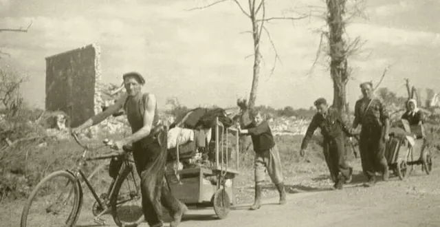 photo  le 17 août 1944, les normands, obligés de fuir les combats dans la région de falaise (calvados), sont sur les routes. (photo retouchée avec un filtre)  &copy;  archives nationales du canada 