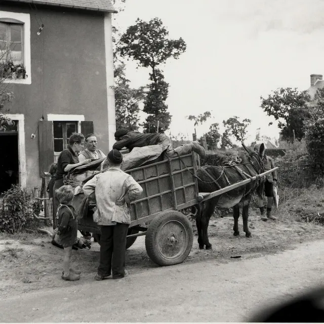 photo des réfugiés de bernières (calvados) retrouvent leur maison après la bataille, le 14 juin 1944.  ©  iwm