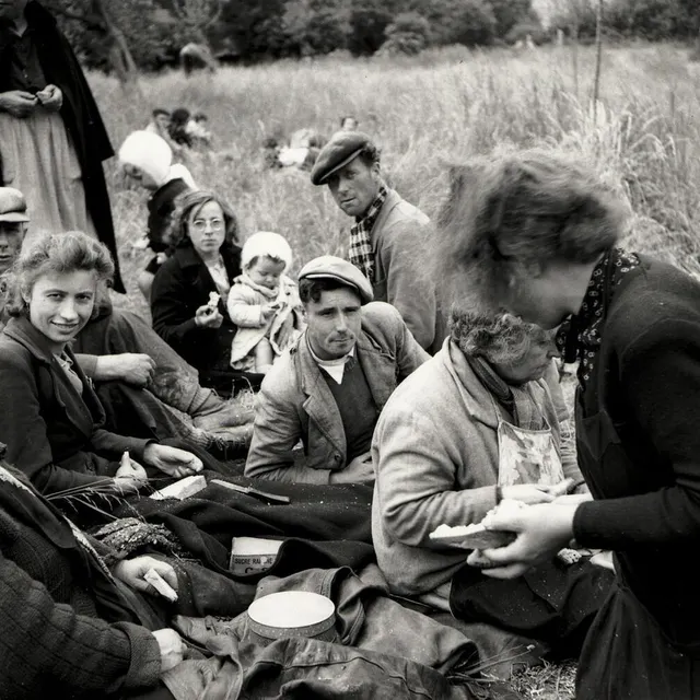 photo des civils sur la route de tilly-sur-seulles (calvados), le 10 juin 1944.  ©  iwm