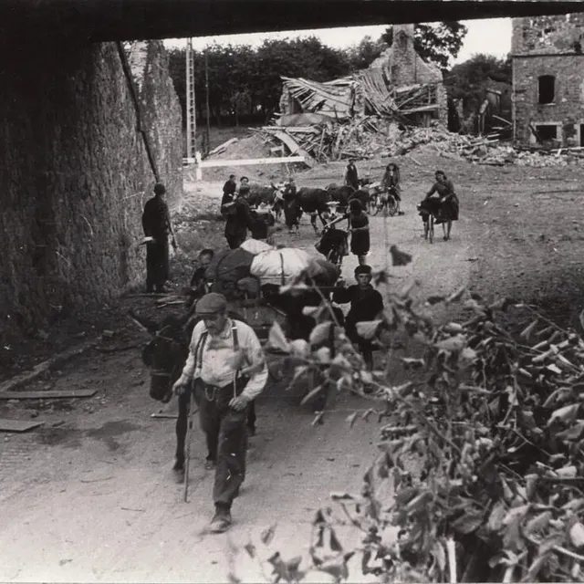photo exode de civils à mortain (manche).  ©  archives mémorial de caen