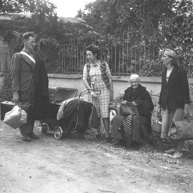 photo les 16 et 17 août 1944, des habitants, évacués de falaise (calvados), attendent de pouvoir regagner leur maison.  ©  archives nationales du canada