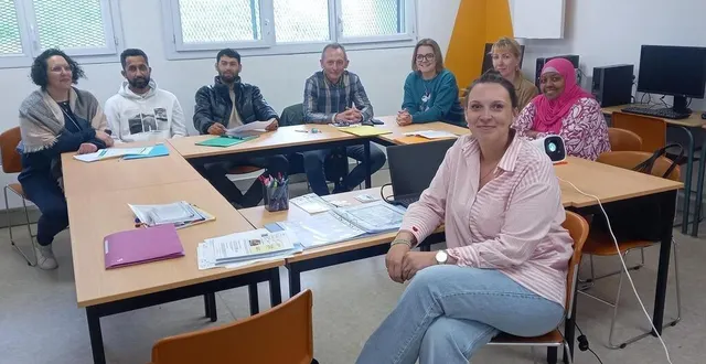 photo  constance guy blilich avec l’un des groupes d’apprenants.  &copy;  le maine libre 