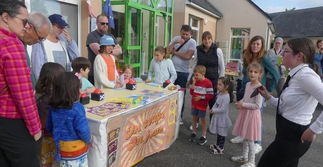 photo  un jeu avec des questions dévoilait des données sur les écrans. les familles ont passé une soirée à l’école fourmillant de découvertes.  &copy;  ouest-france 