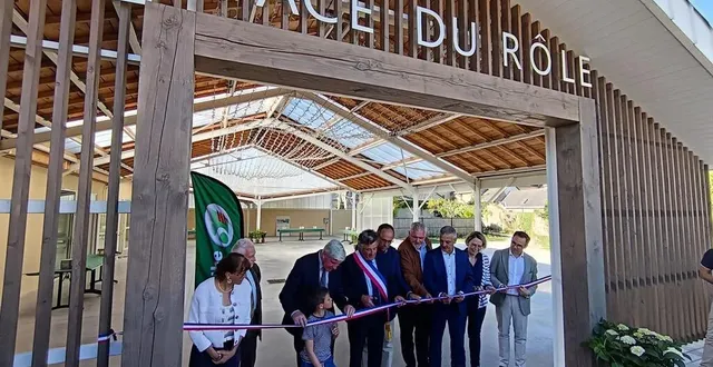 photo  le maire de solesmes, pascal lelièvre, entouré des élus et partenaires lors de l’inauguration de l’espace du rôle, symbole d’une réhabilitation réussie au cœur du village.  &copy;  ouest-france 