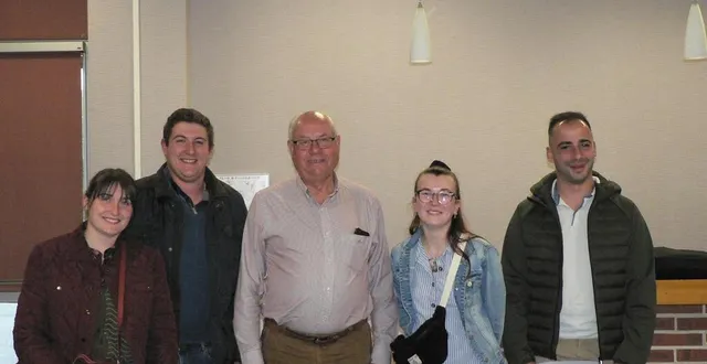 photo  les deux couples qui ont bénéficié de la subvention de 5 000 € chacun avec francis belluau, le maire, lors de la signature de la convention.  &copy;  ouest-france 