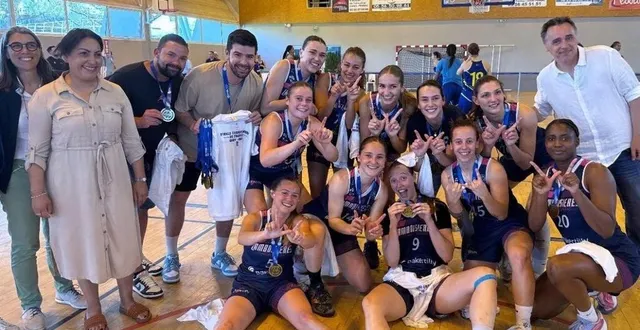 photo  troisièmes de nf2, les joueuses du lmb sont reparties de pessac avec une médaille autour du cou.  &copy;  lamboisières 