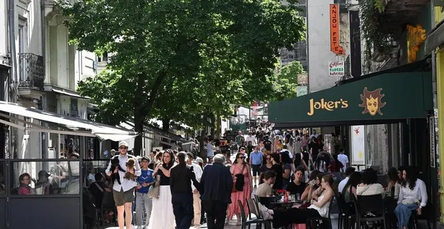 photo  vivante et commerçante la journée, la rue saint-laud devient une artère incontournable de la fête à angers.  &copy;  jérôme fouquet/ouest-france 