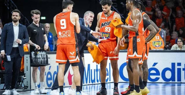 photo  l’entraîneur manceau guillaume vizade et ses joueurs.  &copy;  dominique breugnot 