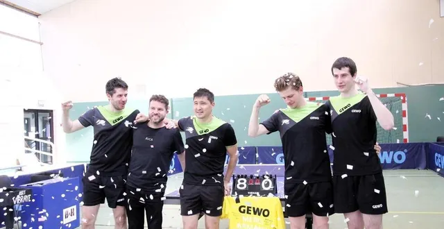 photo  d. provost, g. elensky, a. phung, c. mazaud, b. romagné, les joueurs de vibraye savourent la montée sous une pluie de confettis.  &copy;  le maine libre 