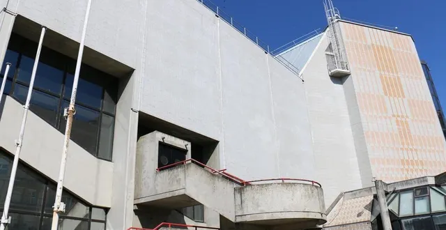 photo  avant sa fermeture pour travaux, le palais des congrès du mans va être habillé par quatre artistes du festival plein champ.  &copy;  ouest-france. 