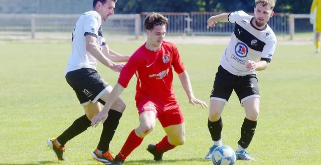 photo  face à la ferté, carentan a su conserver sa huitième place au classement de régional 1.  &copy;  jacques blondel 