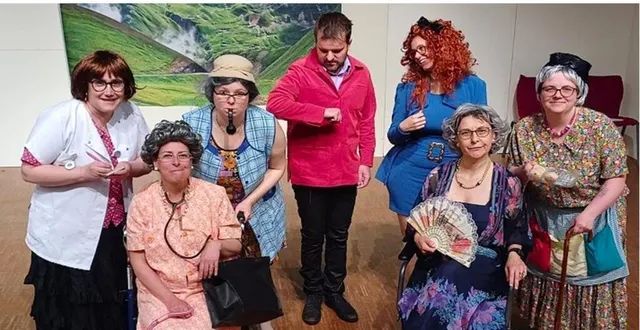 photo  la troupe des improvistes joue le rôle de résidents d’une maison de retraite se posant des questions sur le directeur de leur établissement.  &copy;  ouest-france 