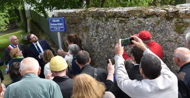 photo  quentin spooner, sous-préfet de mamers, dévoile la plaque du square christiane rondo.  &copy;  le maine libre 