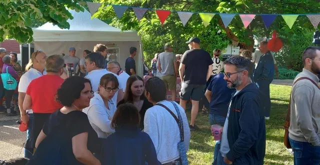 photo  le deuxième marché festif a vu passer de nombreux visiteurs.  &copy;  le maine libre 