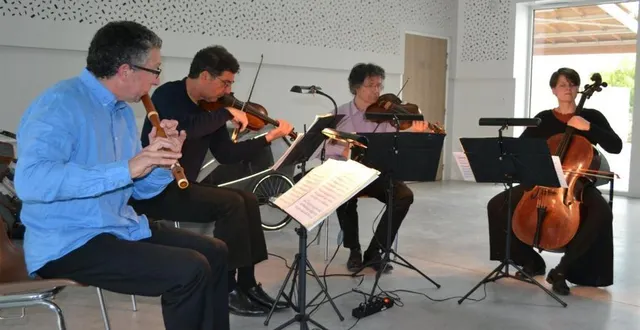 photo  les quatre musiciens, qui se déplacent à vélo, ont donné un concert à l’espace du rôle.  &copy;  le maine libre 